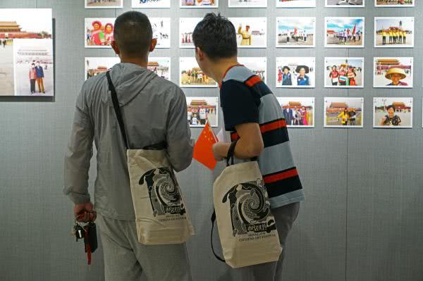 “我爱北京天安门”展开幕:一位位普通市民70年的生活印记