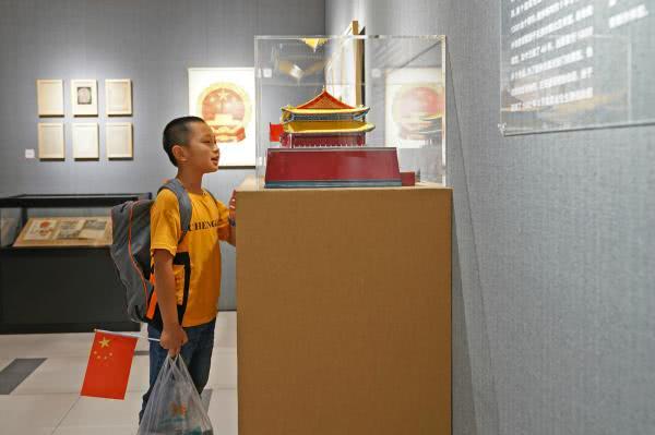 “我爱北京天安门”展开幕:一位位普通市民70年的生活印记