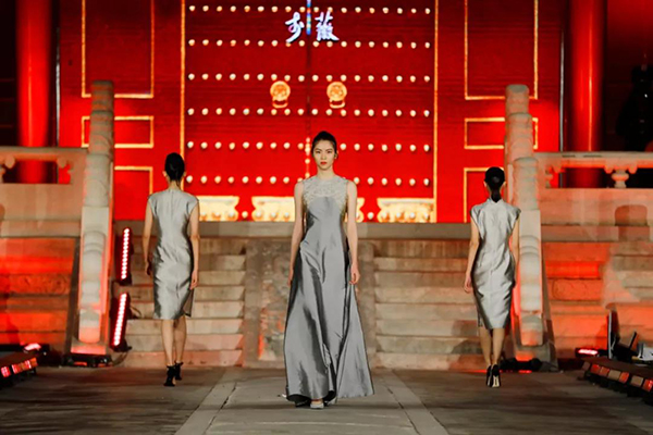 纤墨窈然——李薇服装秀