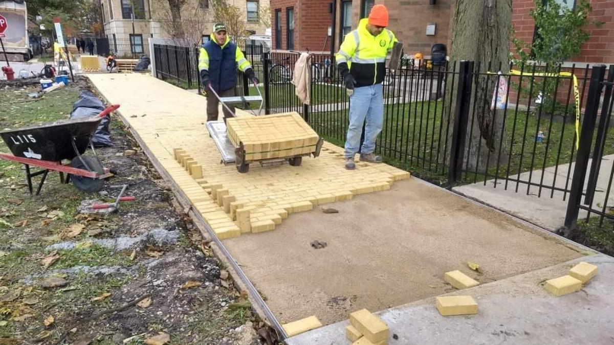 A Yellow Brick Road is Paved in Chicago to Mark Former Home of 『Wizard of Oz』 Author L. Frank Baum