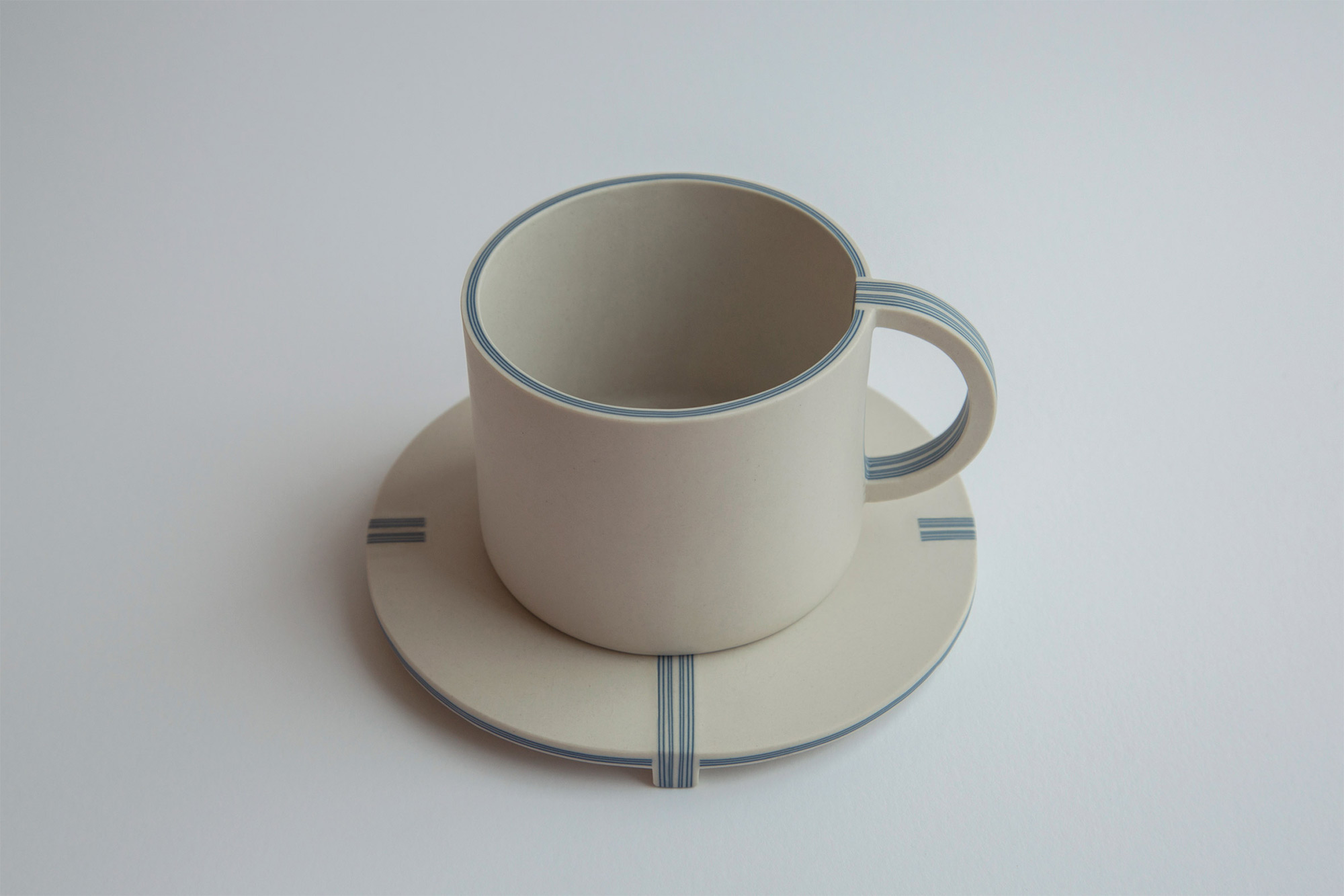 Up To 29 Porcelain Layers Molded into Elegant Tableware by Yuting Chang