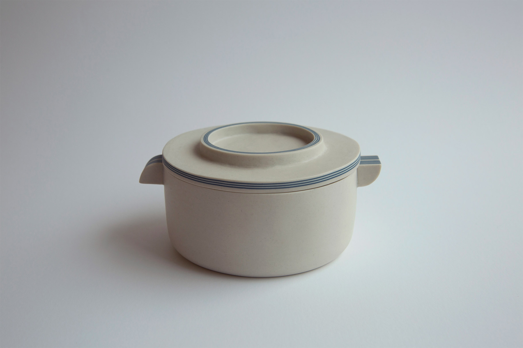 Up To 29 Porcelain Layers Molded into Elegant Tableware by Yuting Chang