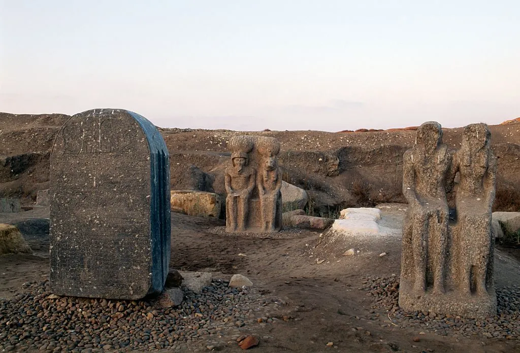 Statues depicting two deities, archaeological excavations at Tell el-Fara