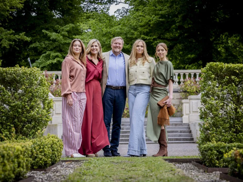 THE HAGUE, NETHERLANDS - MAY 21: (L-R) Princess Ariane of The Netherlands, Queen Maxima of The Netherlands, King Willem-Alexander of The Netherlands, Princess Amalia of The Netherlands and Princess Alexia of The Netherlands pose for the media during the annual summer photosession in the Dutch Garden at Clingendael Estate on May 21, 2026 in The Hague, Netherlands. (Photo by Patrick van Katwijk/Getty Images)