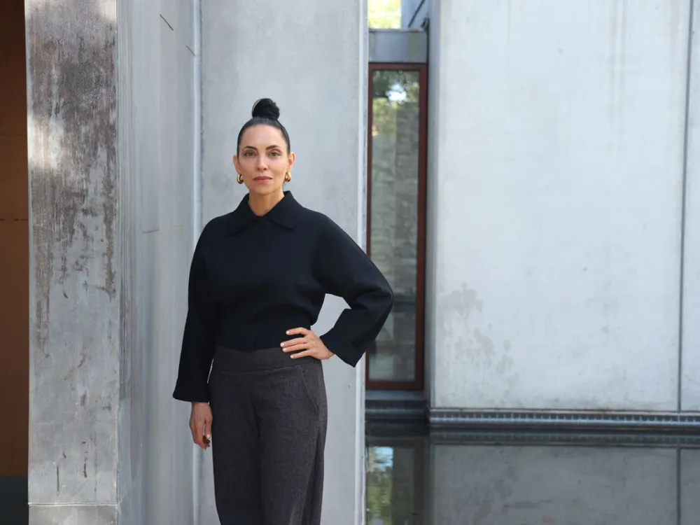 Portrait of Teresita Fernández standing in front of a building.