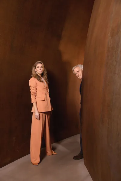 Portrait of Joop van Caldenborgh and Suzanne Swarts in a cor-ten steel sculpture. 